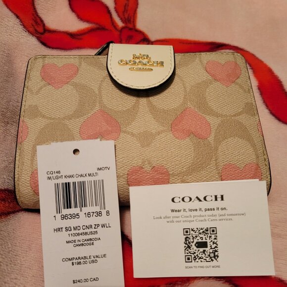 💕Coach Medium Corner Zip Wallet In Signature Canvas With Heart Print💕 - Picture 5 of 11
